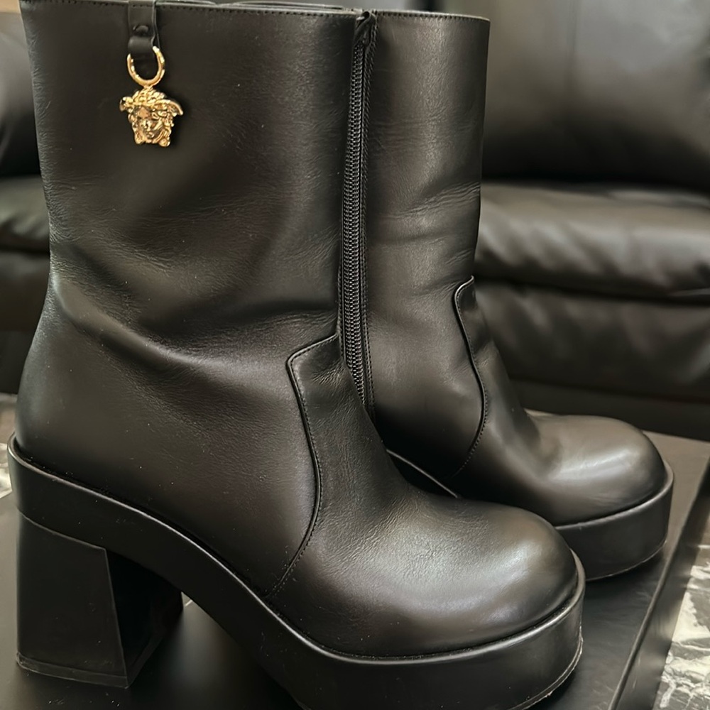 Women Black platform boots